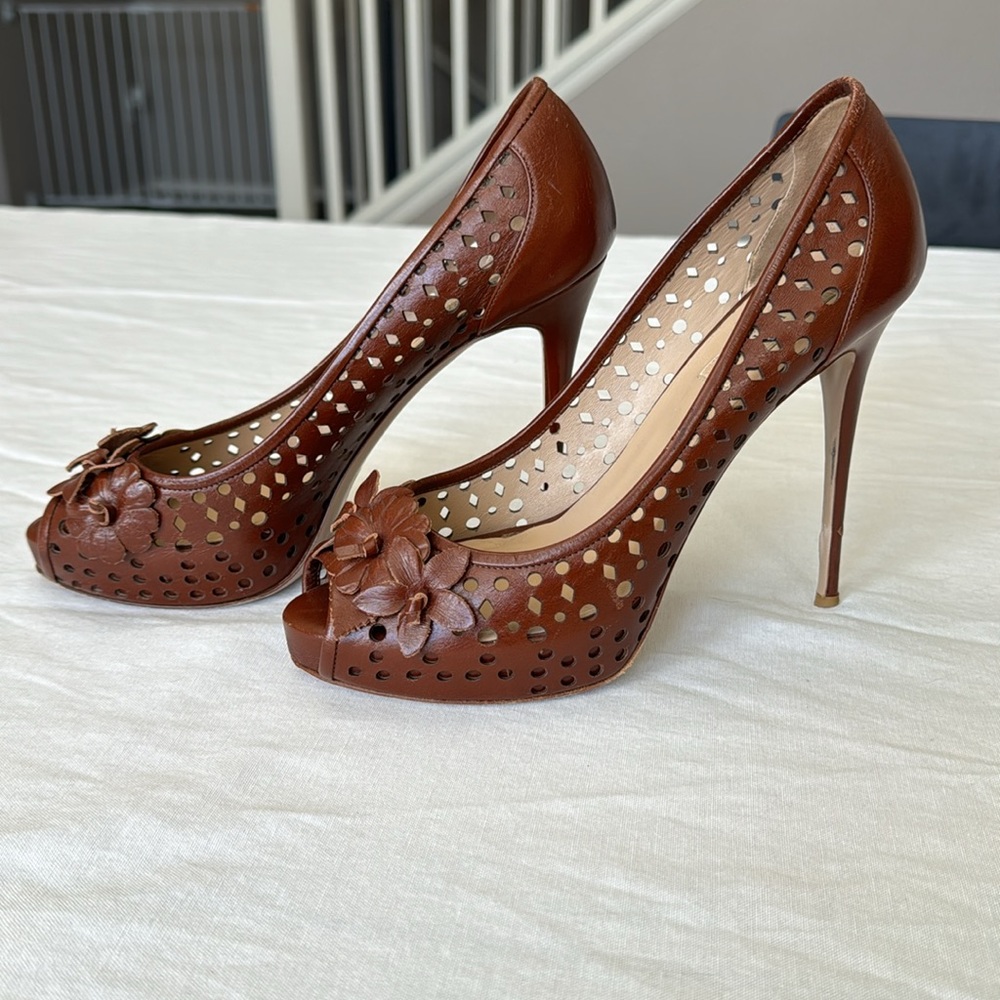 Valentino Garavani Leather Floral Pumps / heels - Picture 2 of 8